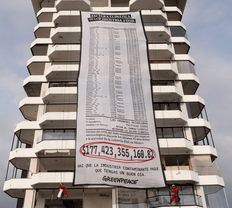 Ticket gigante desplegado en un edificio en Acapulco